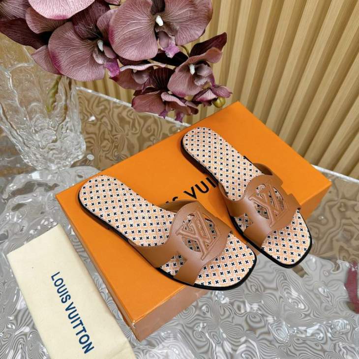 Picture of Louis Vuitton Slippers _SKULVsz35-42mnf0406572